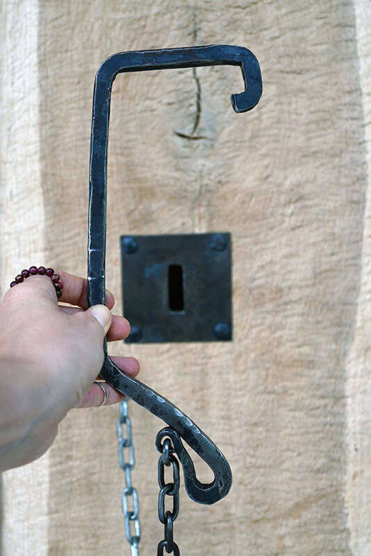 Rekonstruierter Schlüssel zur Verwendung in einem Schubriegelschloss im kelten römer museum. 