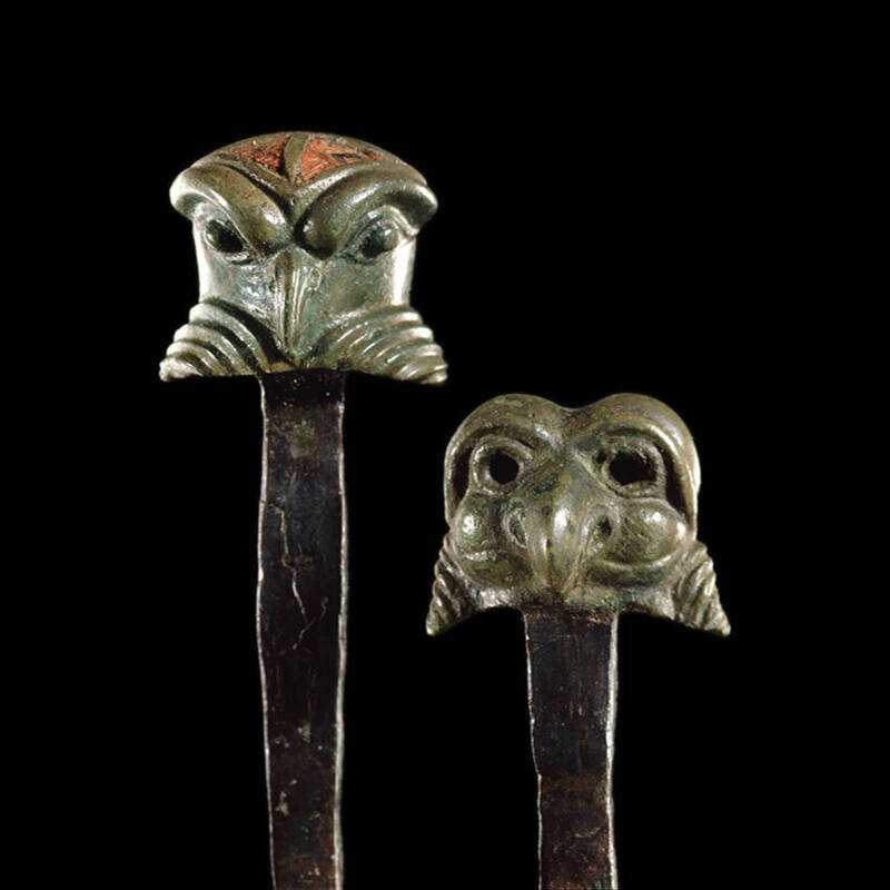Die beiden Achsnägel mit Raubvogelköpfen sind auf dem braunen Schild an der nahegelegenden A9 abgebildet und bilden die inoffiziellen »Maskottchen« des Museums.