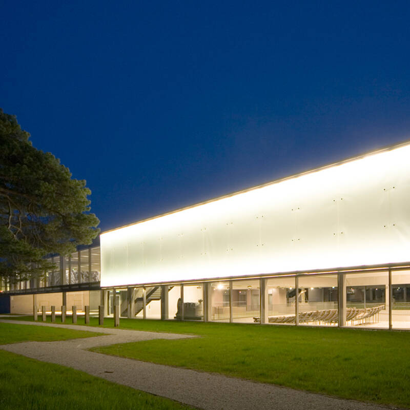 Beleuchtete Nordfassade des kelten römer museums manching in der Abenddämmerung.