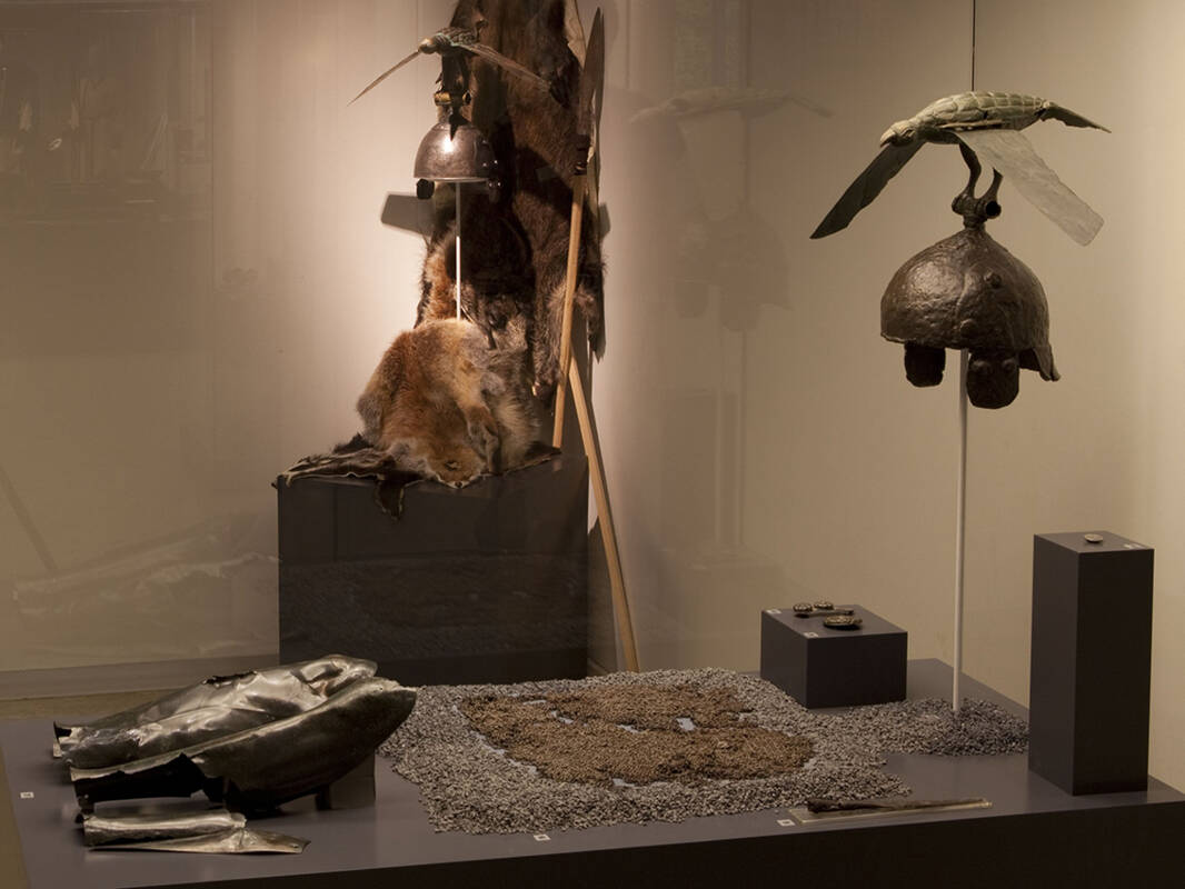 Grabinventar des keltischen Kriegergrabes von Ciumești mit dem berühmten Vogelhelm.