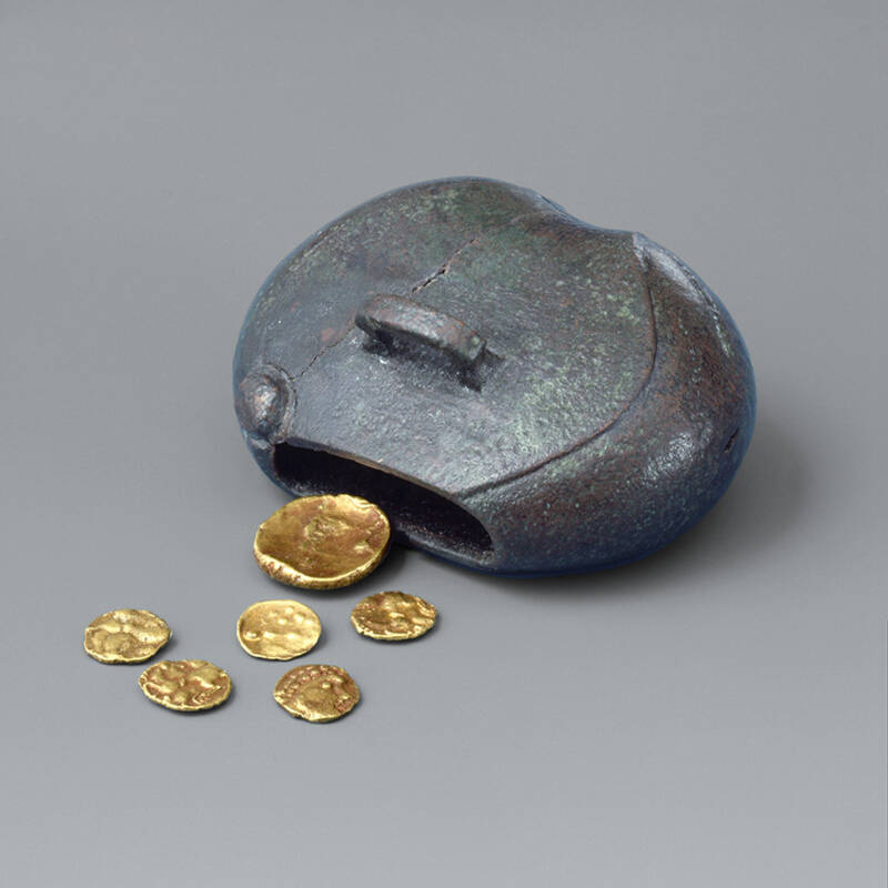 Miniatur-Gelbörse mit keltischen Kleingoldmünzen.