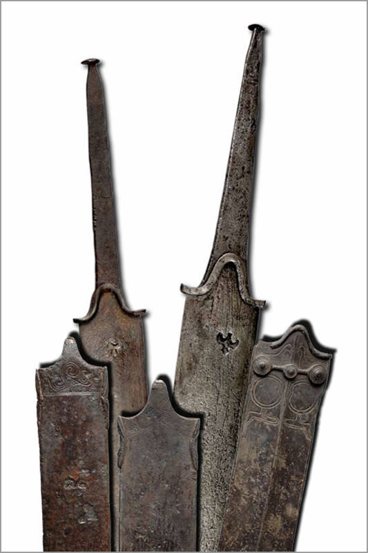 Eisenschwerter und Schwertscheiden aus La Tène.