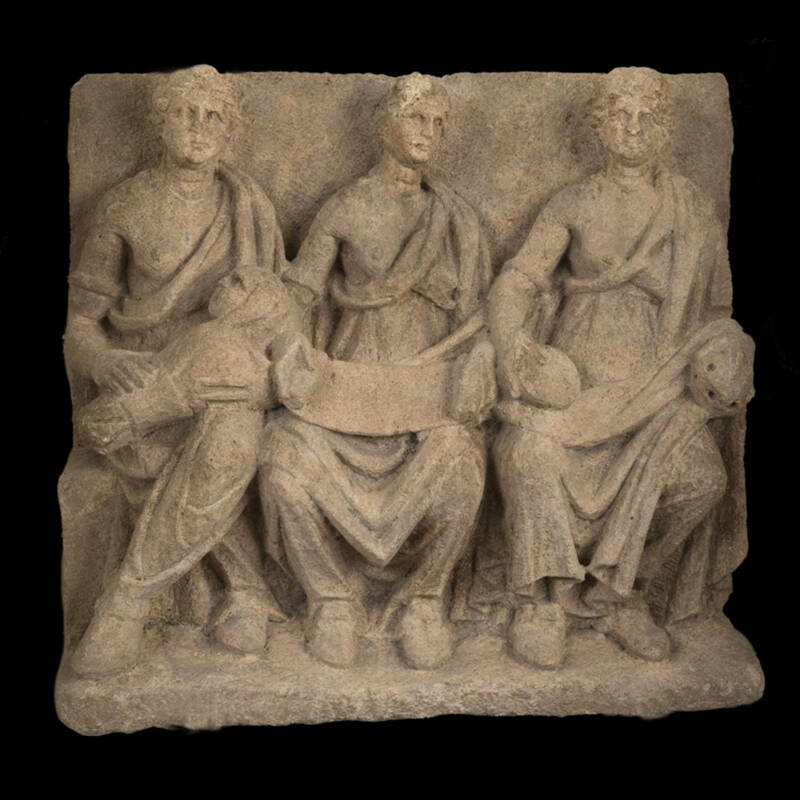 Kalksteinrelief mit Darstellung von drei Muttergottheiten aus Vertault (Frankreich), 1.–3. Jh. n. Chr.
