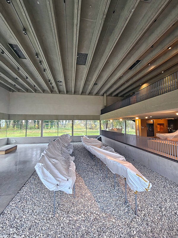 Wegen Baumaßnahmen in der Schiffshalle mussten die Bootswracks von Oberstimm eingepackt werden.