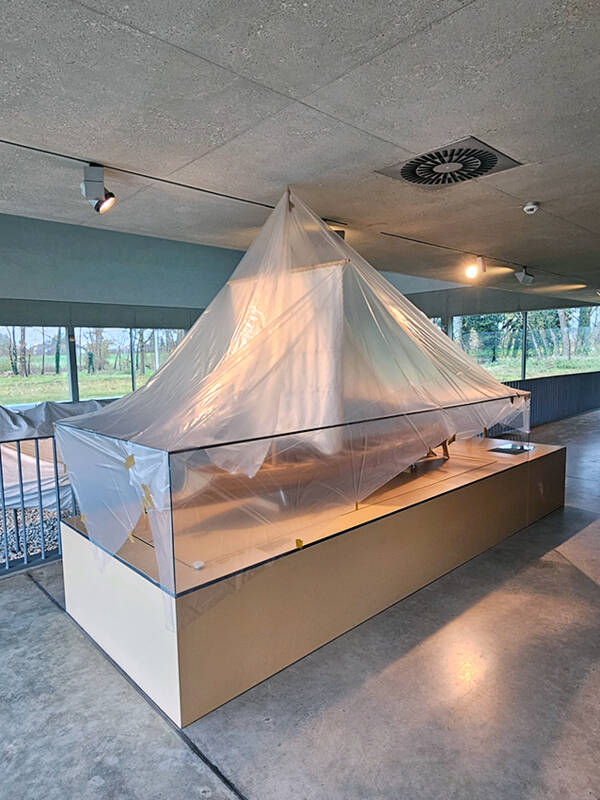 Auch unser Bootsmodell erhielt eine schützende Hülle.