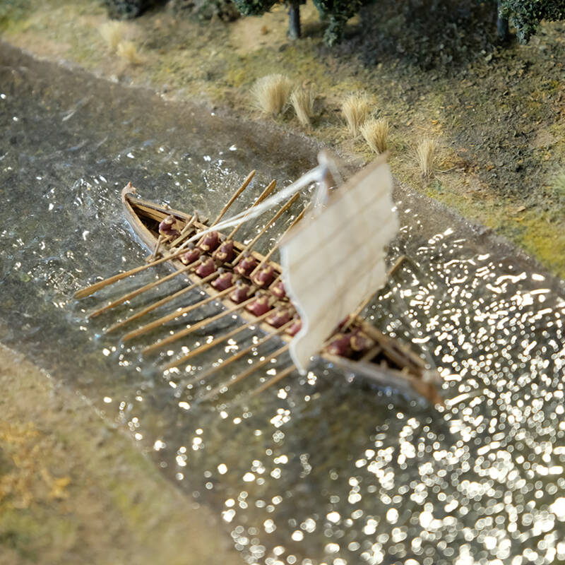 Detail des Modells zum Römerkastell von Oberstimm mit einem der Patrouillenboote.