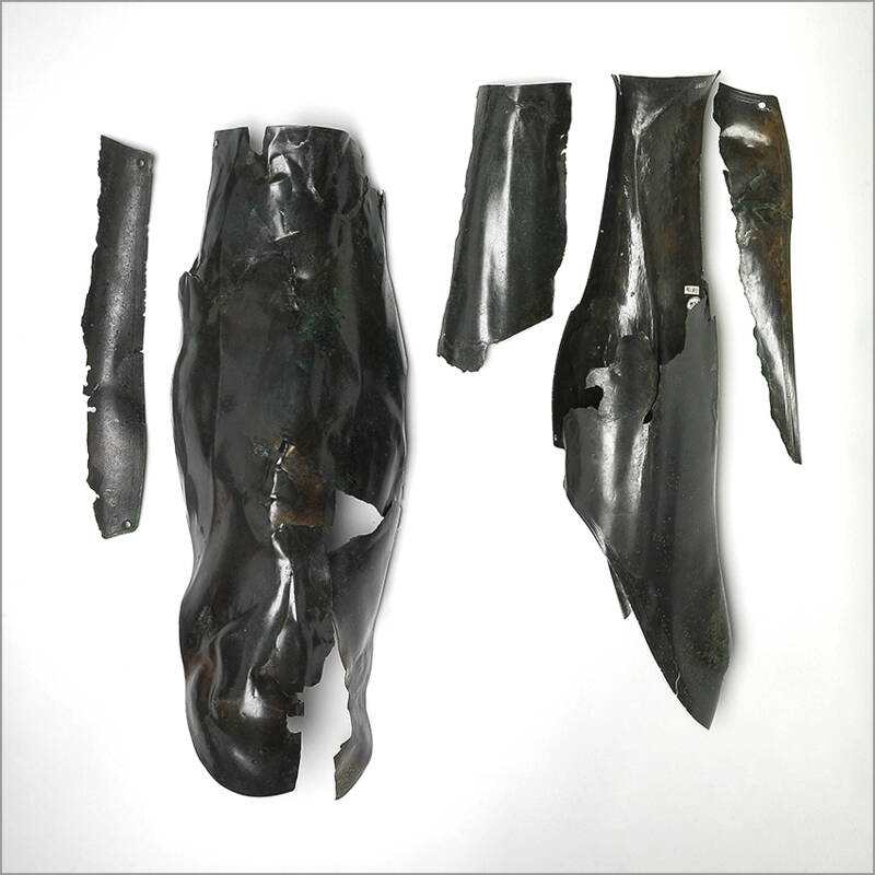 Individuell angepasste Beinschienen aus dem Keltengrab von Ciumești, heute im Kreismuseum für Geschichte und Archäologie der Maramureș Baia Mare.